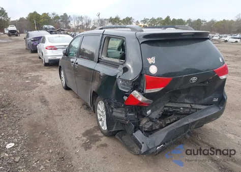 2013 Toyota Sienna Xle 7 Passenger z USA, uszkodzony, nr VIN 5TDDK3DC8DS056286